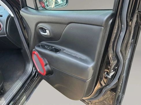 Used 2017 Jeep Renegade Trailhawk AWD/4WD image 31
