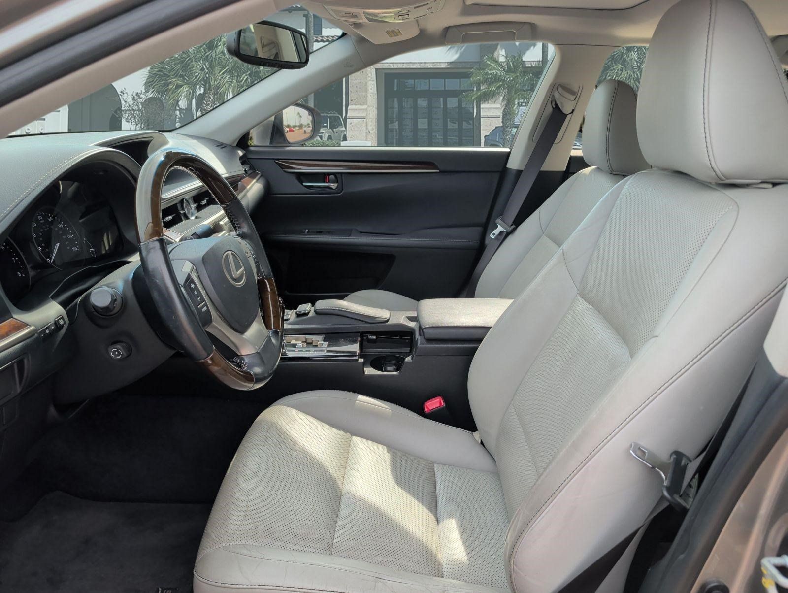 Used 2015 Lexus ES 350 w/ Luxury Package FWD image 11