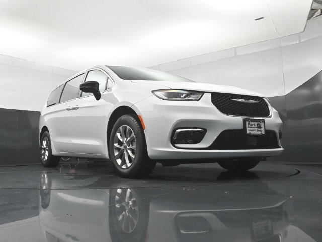 Used 2024 Chrysler Pacifica Touring-L AWD/4WD image 19