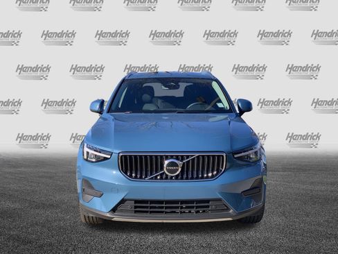 Used 2025 Volvo XC40 B5 Core image 3