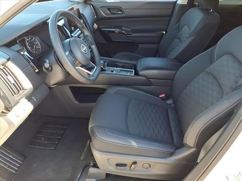 Used 2024 Nissan Pathfinder SV image 14