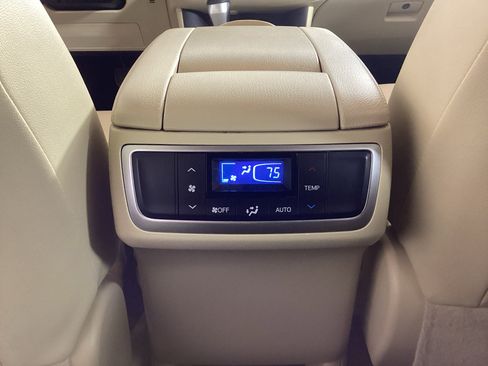 Used 2019 Toyota Highlander XLE AWD/4WD image 18