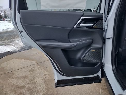 New 2026 Mitsubishi Outlander SE image 30