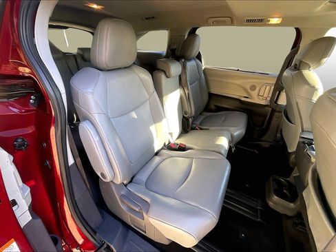 Used 2021 Toyota Sienna XLE image 19
