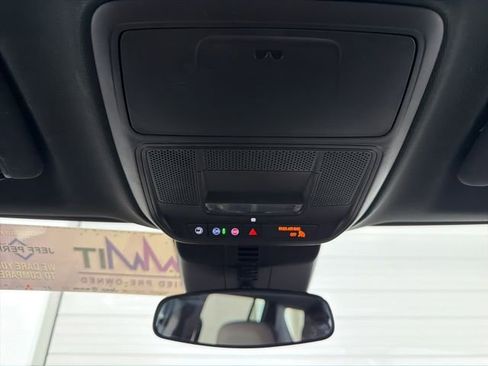 Used 2025 Chevrolet Traverse LT FWD image 17