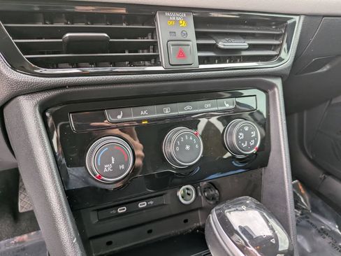 Certified 2023 Volkswagen Taos SE FWD image 23