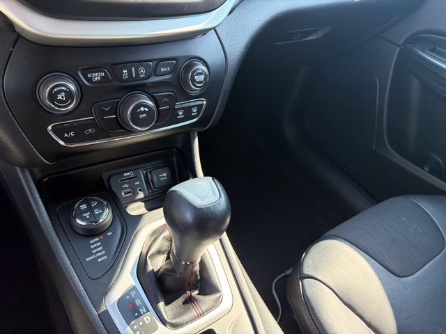 Used 2016 Jeep Cherokee Trailhawk AWD/4WD image 18