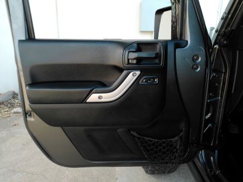 Used 2016 Jeep Wrangler Rubicon w/ Power Convenience Group image 11