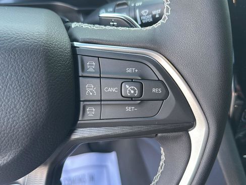 Used 2025 Jeep Grand Cherokee Altitude AWD/4WD image 13