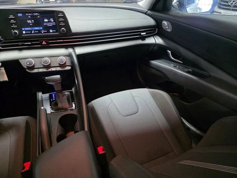 Certified 2025 Hyundai Elantra SE image 13