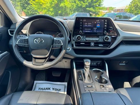 Used 2022 Toyota Highlander XLE AWD/4WD image 27