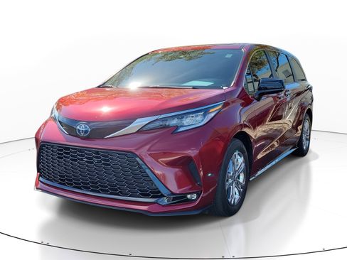 Used 2023 Toyota Sienna XSE image 3