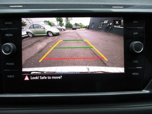 Used 2022 Volkswagen Taos SEL image 18