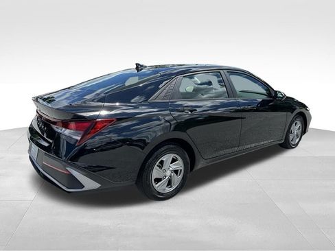 Used 2024 Hyundai Elantra SE FWD image 7
