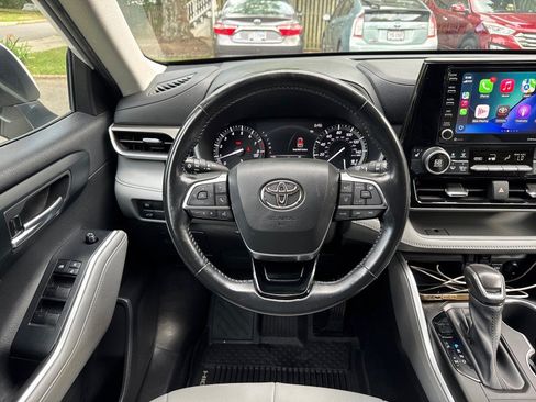 Used 2021 Toyota Highlander XLE AWD/4WD image 17
