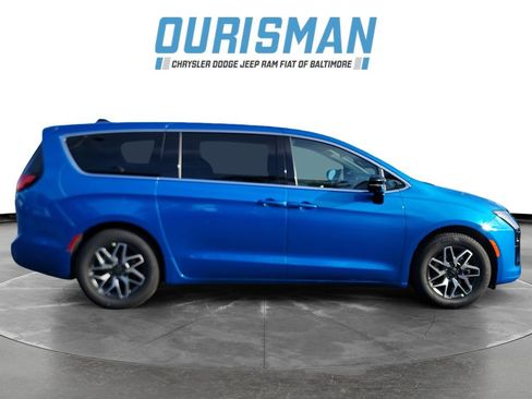 New 2027 Chrysler Pacifica Limited FWD image 7