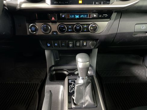 Used 2018 Toyota Tacoma Limited image 19