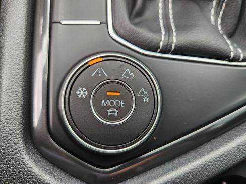 Used 2022 Volkswagen Tiguan SEL R-Line image 35