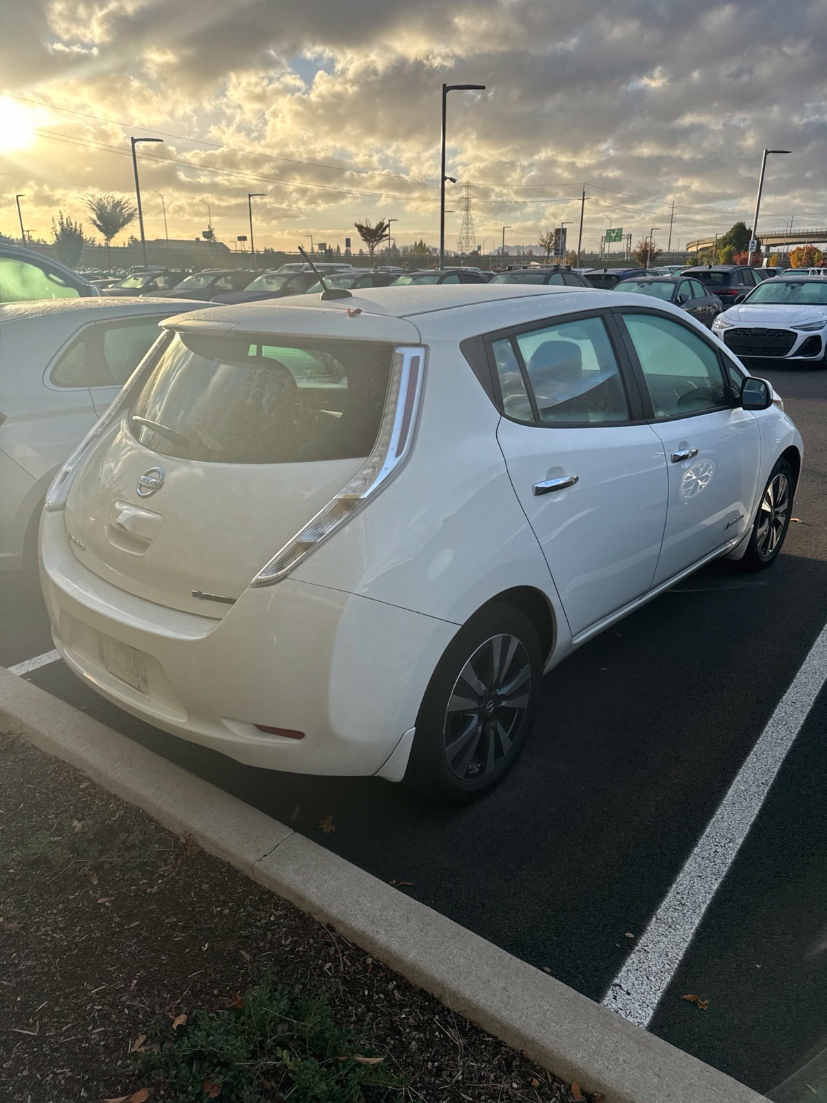 Used 2016 Nissan Leaf SV FWD image 6