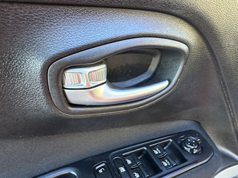 Used 2018 Jeep Renegade Latitude w/ Cold Weather Group image 21