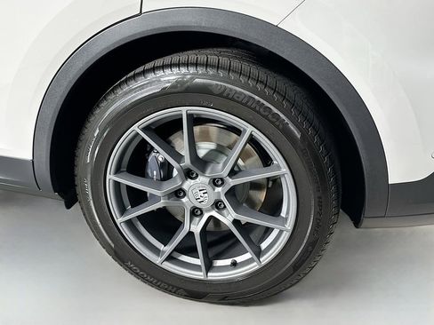 Certified 2024 Porsche Cayenne AWD/4WD image 34