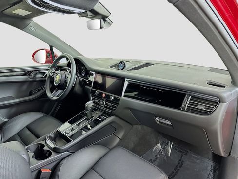 Certified 2025 Porsche Macan image 32