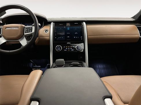 Used 2024 Land Rover Discovery Metropolitan Edition image 11