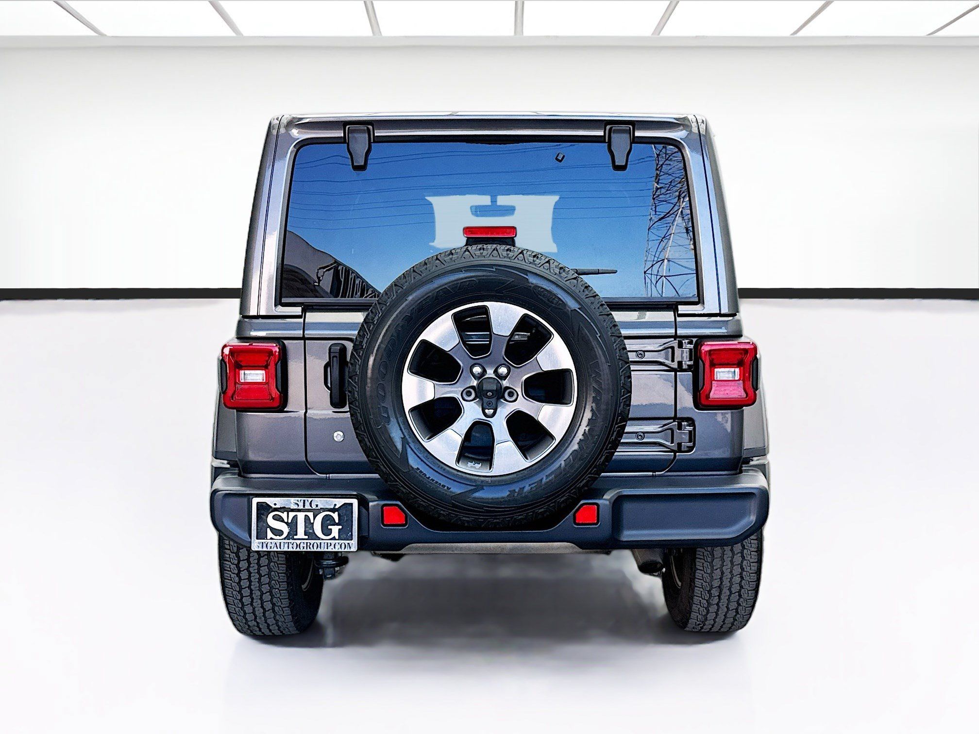 Used 2018 Jeep Wrangler Unlimited Sahara AWD/4WD image 5