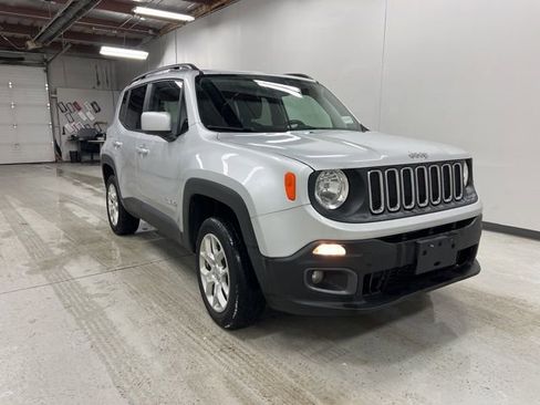 Used 2018 Jeep Renegade Latitude w/ Cold Weather Group image 3