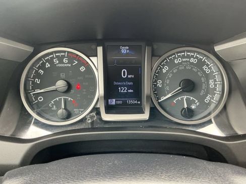 Used 2020 Toyota Tacoma SR5 AWD/4WD image 14