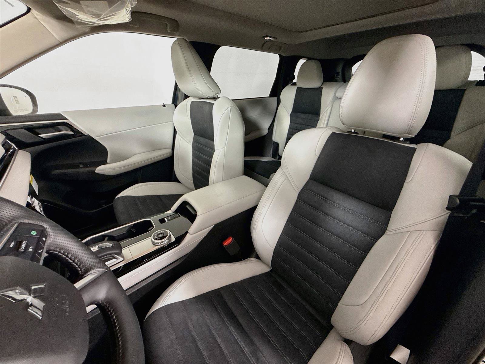 New 2026 Mitsubishi Outlander SE FWD image 2