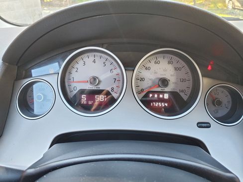 Used 2012 Volkswagen Routan SEL image 9