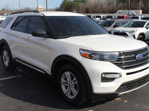 Used 2020 Ford Explorer XLT w/ Equipment Group 202A image 4