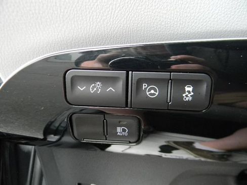 Used 2019 Toyota Prius LE AWD/4WD image 15