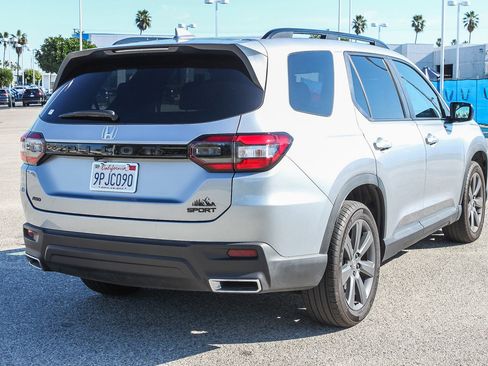 Used 2025 Honda Pilot Sport image 9