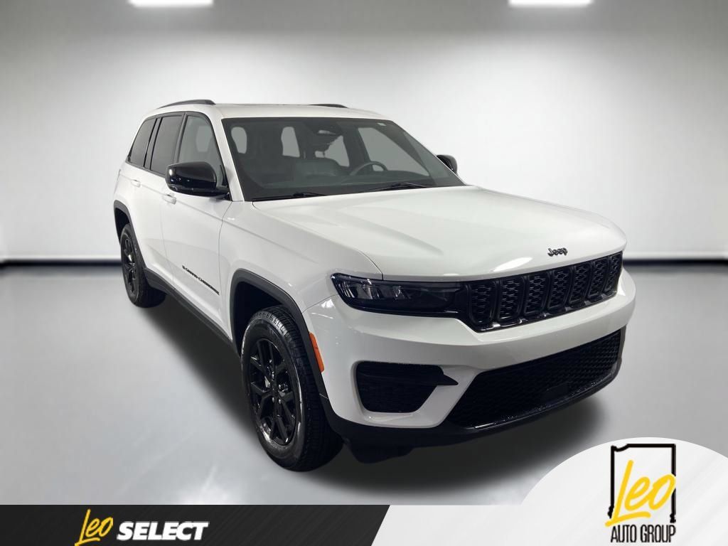 Used 2025 Jeep Grand Cherokee Altitude AWD/4WD image 9