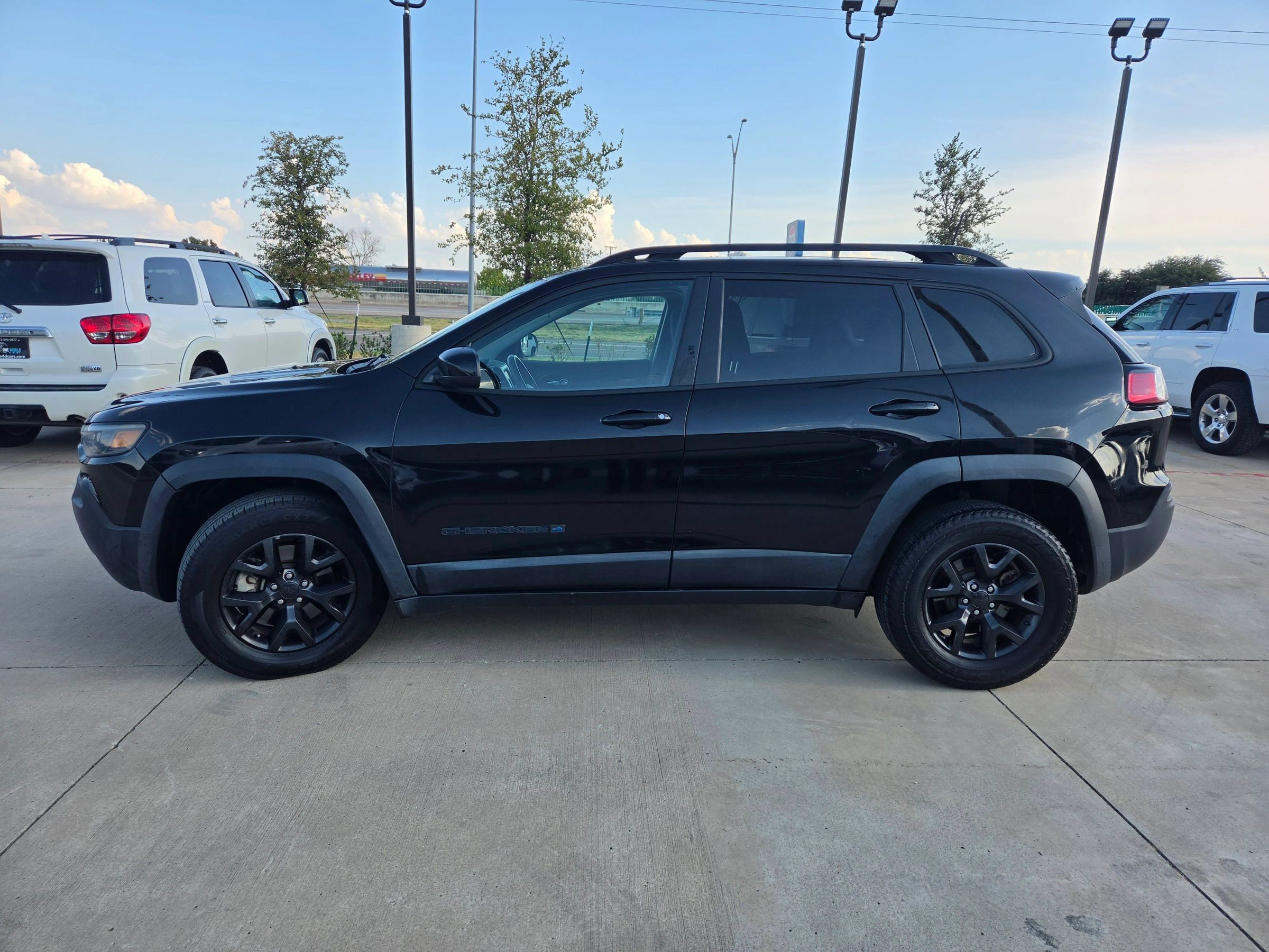 Used 2020 Jeep Cherokee Latitude AWD/4WD image 9