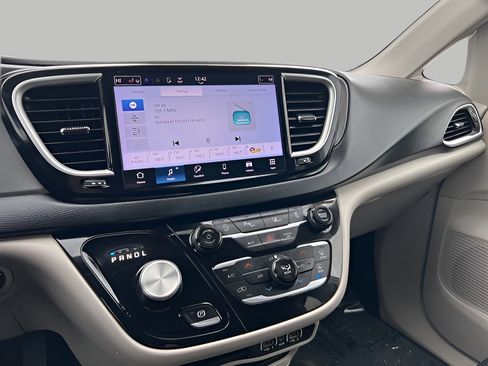 Used 2024 Chrysler Pacifica Touring-L image 38