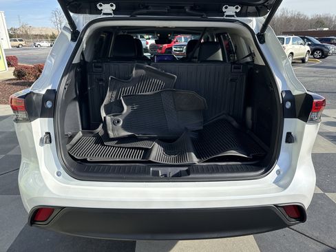 Used 2024 Toyota Highlander XLE image 33