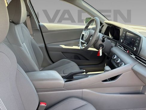 Used 2023 Hyundai Elantra SE FWD image 7