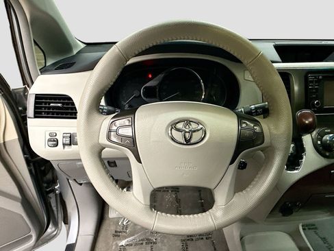 Used 2013 Toyota Sienna XLE image 13