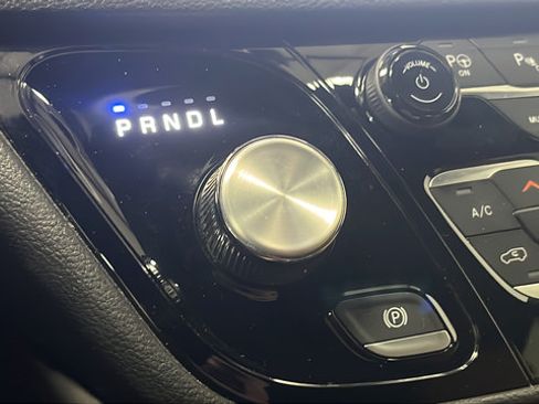 Used 2023 Chrysler Pacifica Pinnacle FWD image 20