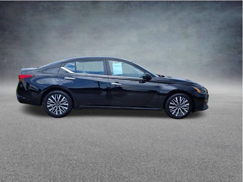 Used 2025 Nissan Altima 2.5 SV FWD image 10