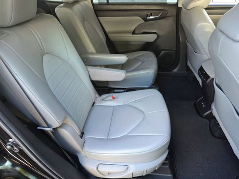 Used 2022 Toyota Highlander XLE FWD image 32