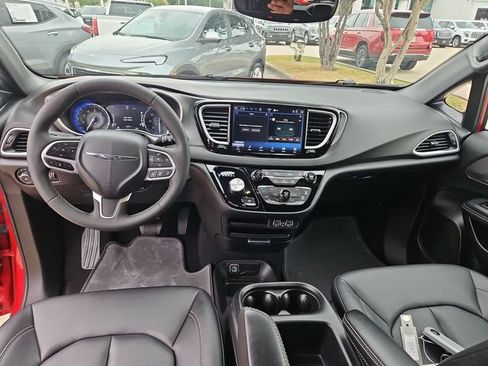 Used 2025 Chrysler Pacifica Select FWD image 19