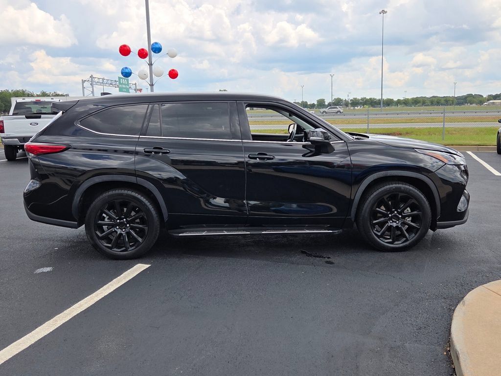 Used 2022 Toyota Highlander XLE FWD image 18