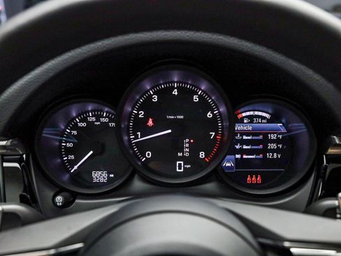 Used 2025 Porsche Macan image 29