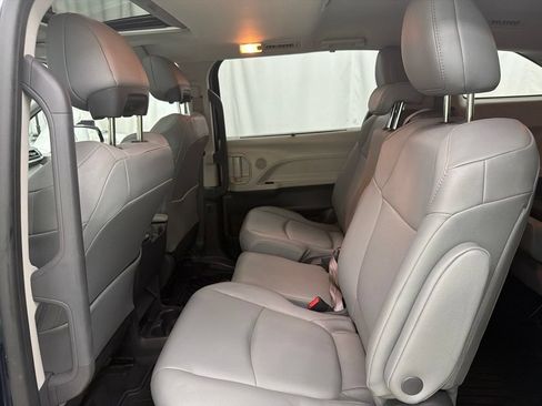 Used 2021 Toyota Sienna XLE FWD image 23