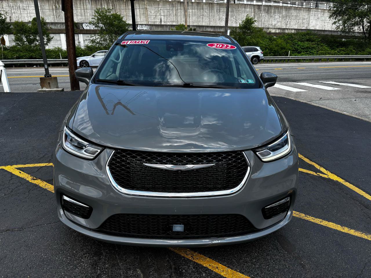 Used 2022 Chrysler Pacifica Touring-L w/ Uconnect Theater Family Group FWD image 2