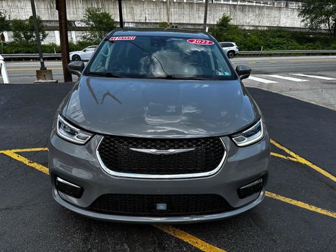 Used 2022 Chrysler Pacifica Touring-L w/ Uconnect Theater Family Group FWD image 2